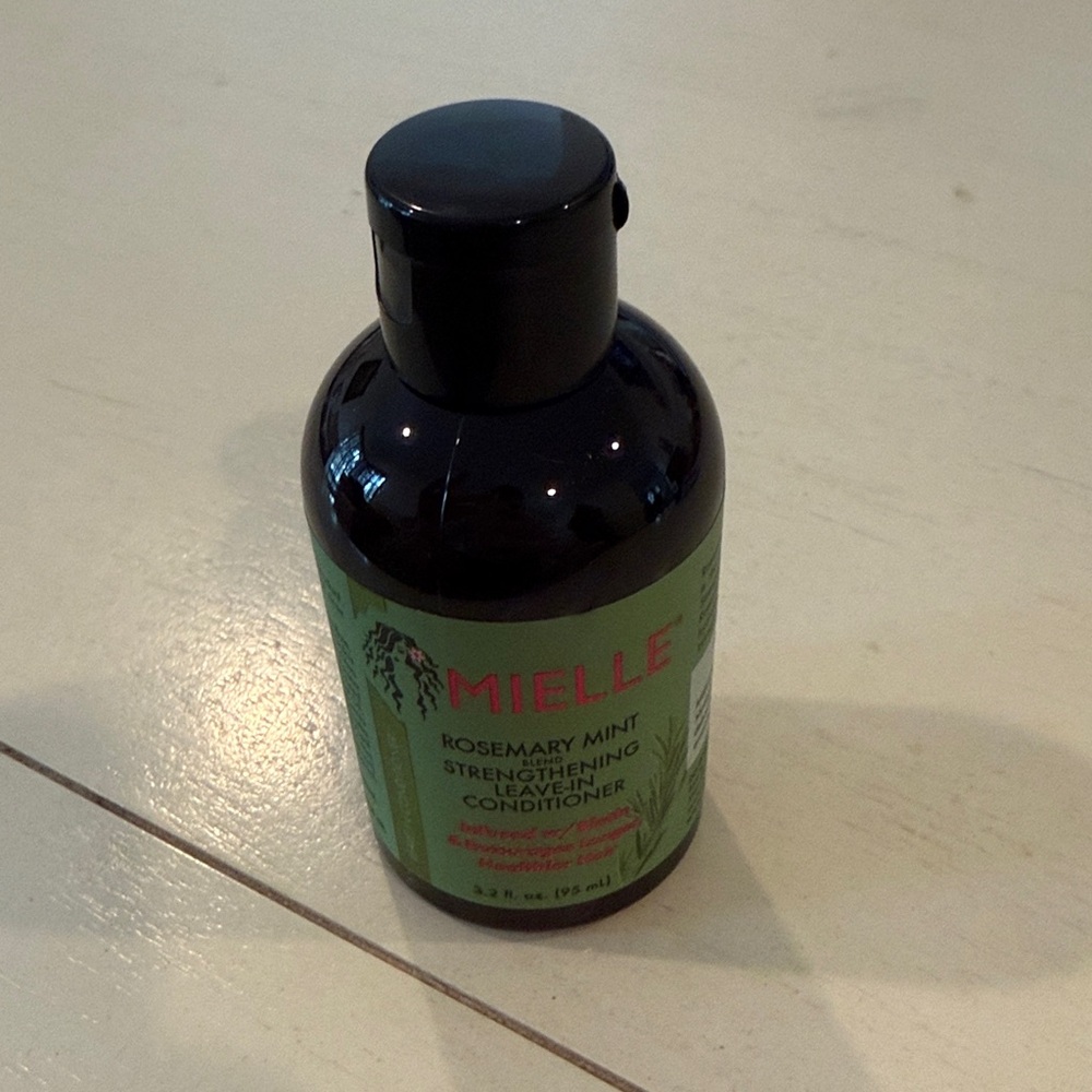 Mielle Rosemary Mint Strengthening Hair Conditioner - Black